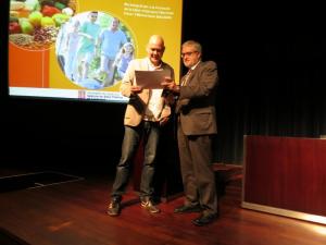 Toni Massanés revent el premi PAAS de la mà del Dr. Antoni Mateu i Serra.JPG